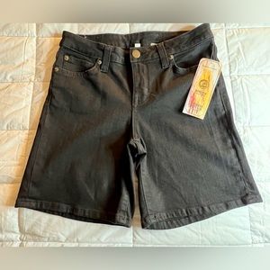 NWT Denim Fever black missy jean shorts. Women’s size 4. Front and back pockets.